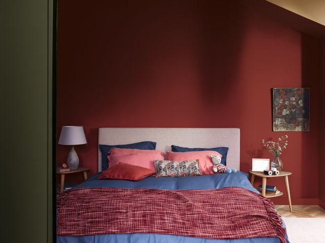 A soothing bedroom with the Dulux Colour of the Year 2019 Dulux UK Kamar Tidur Modern dulux, spiced honey, colour of the year, 2019, bedroom paint, bedroom colour, burgundy, red