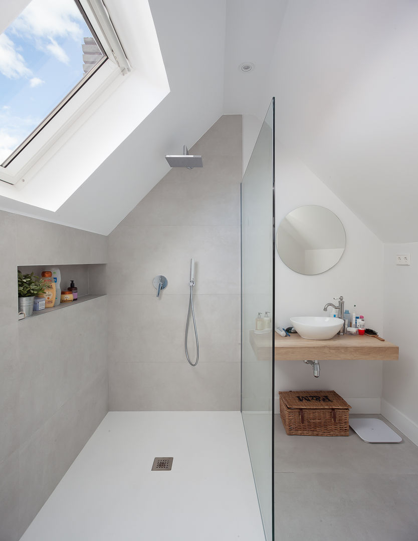 homify Modern bathroom