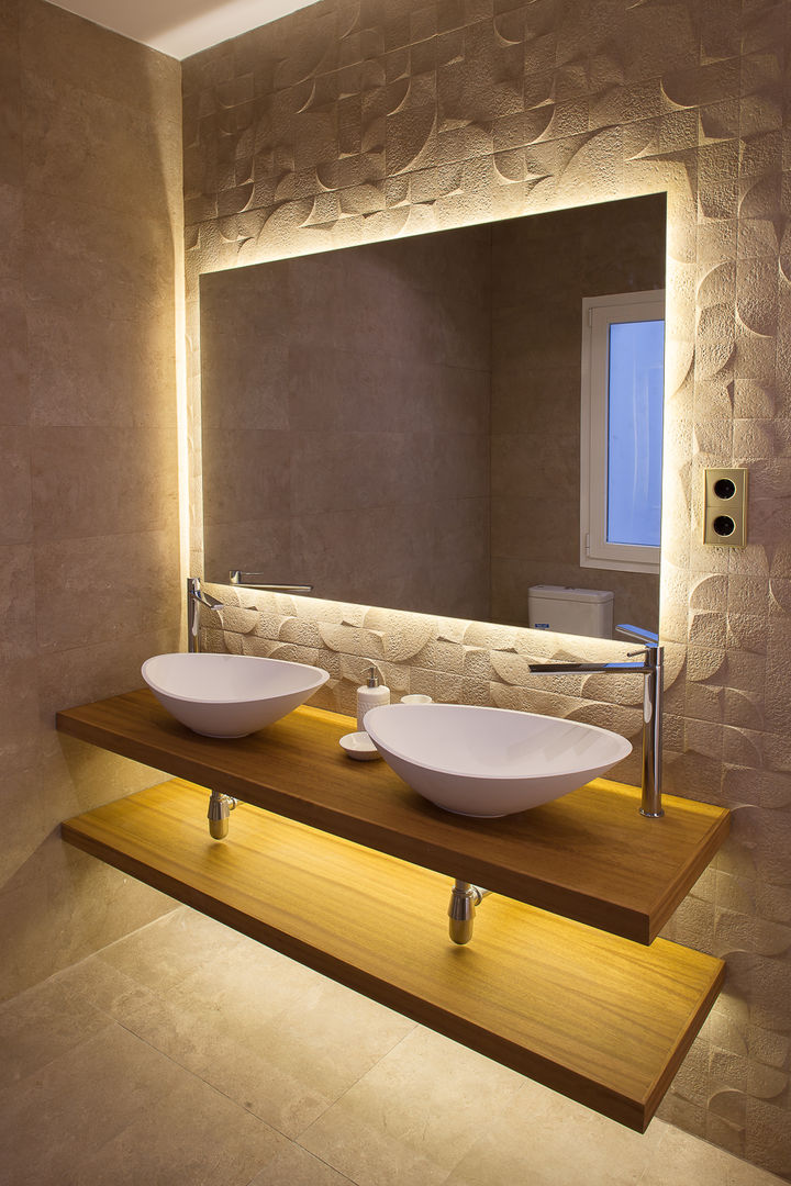 homify Modern bathroom