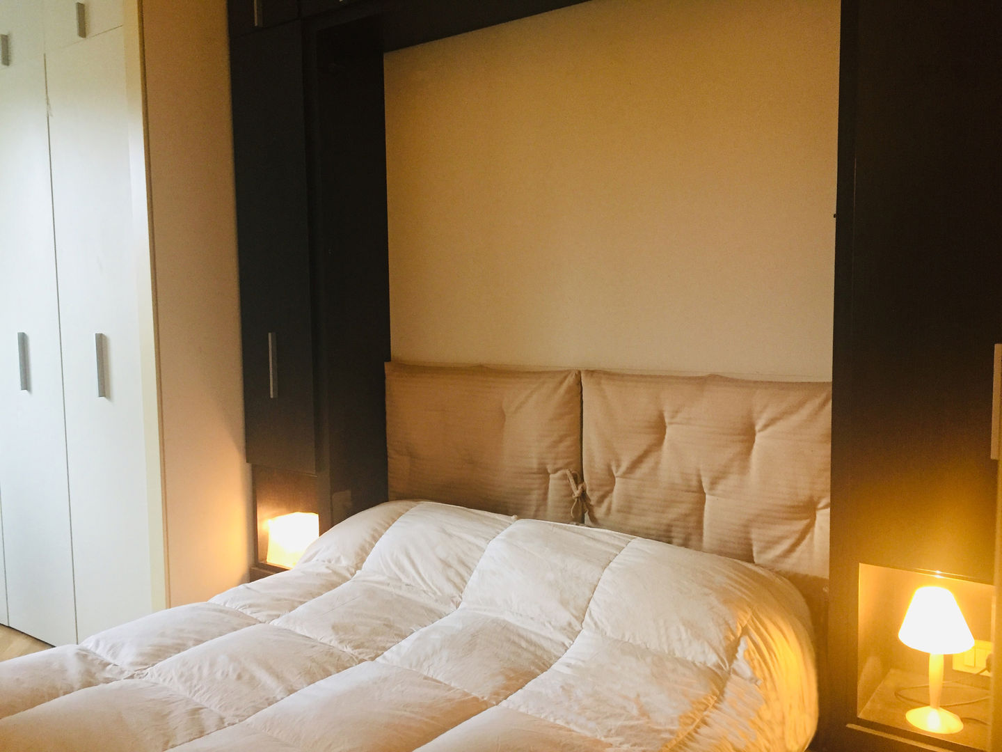 Camera da letto Feng Shui Studio di Architettura, Interni e Design Feng Shui Camera da letto piccola Legno Effetto legno Camera da letto Feng Shui, letto, abat-jour