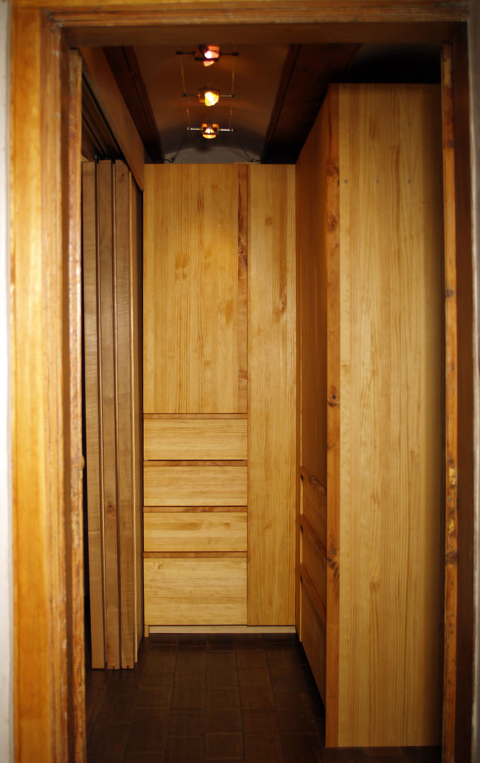 Detalle mueble armario/closet de madera. MONAGHAN DESIGN SAS Dormitorios de estilo mediterráneo Madera maciza Multicolor