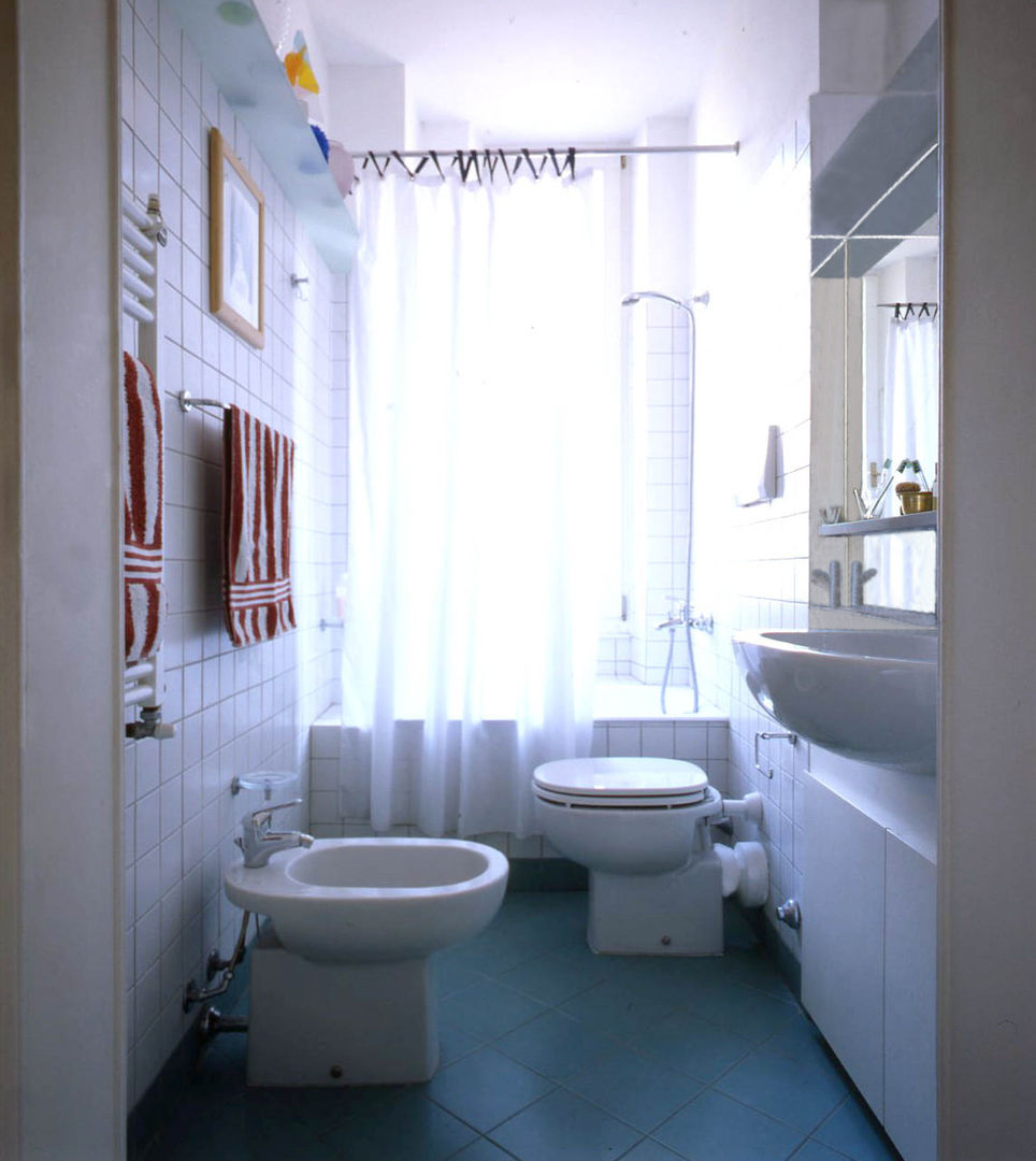 Appartamento a Milano, Studio di Architettura, Interni e Design Feng Shui Studio di Architettura, Interni e Design Feng Shui Eclectic style bathrooms