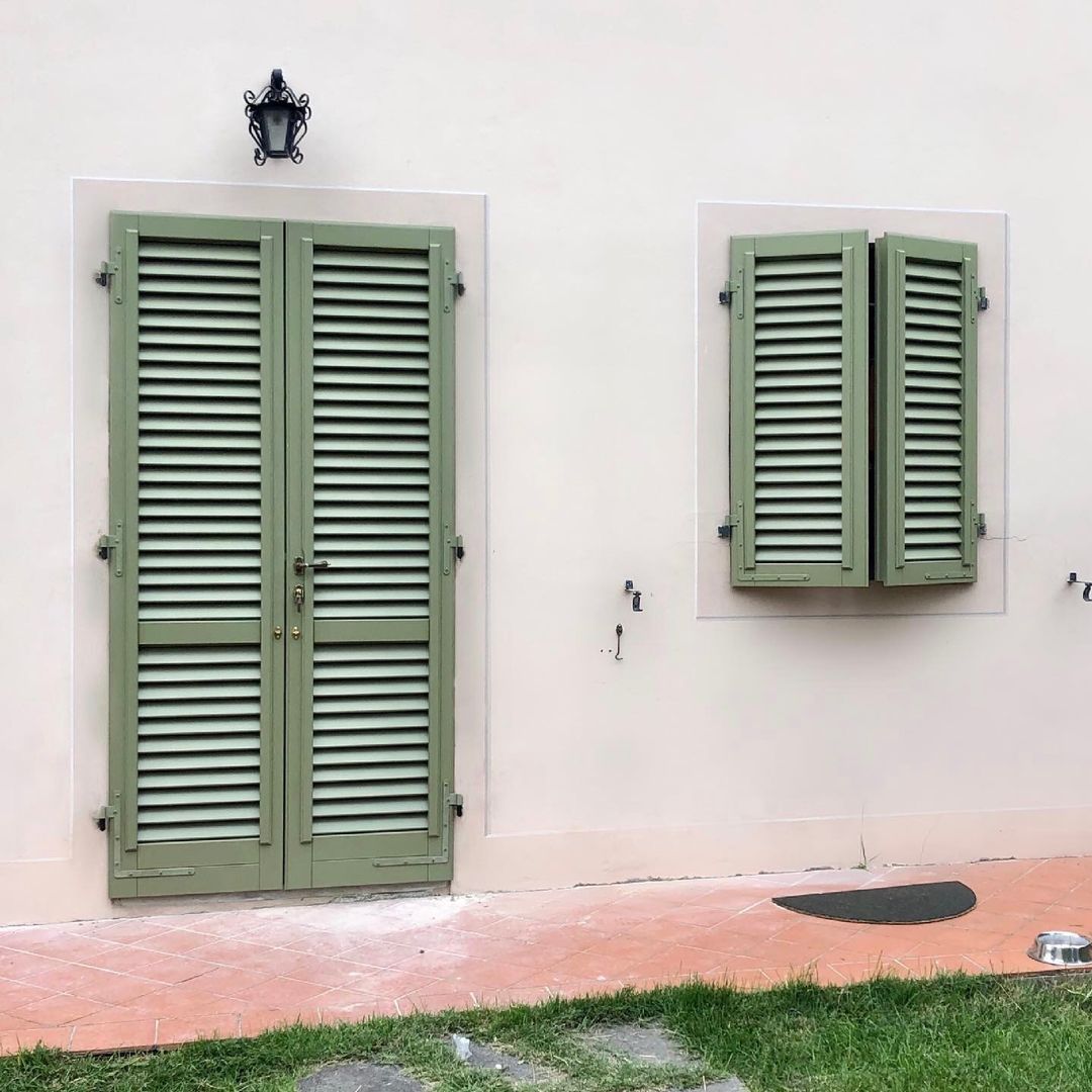 Persiana , Italy Doors Showroom Italy Doors Showroom Maisons de plain-pied Bois massif Multicolore