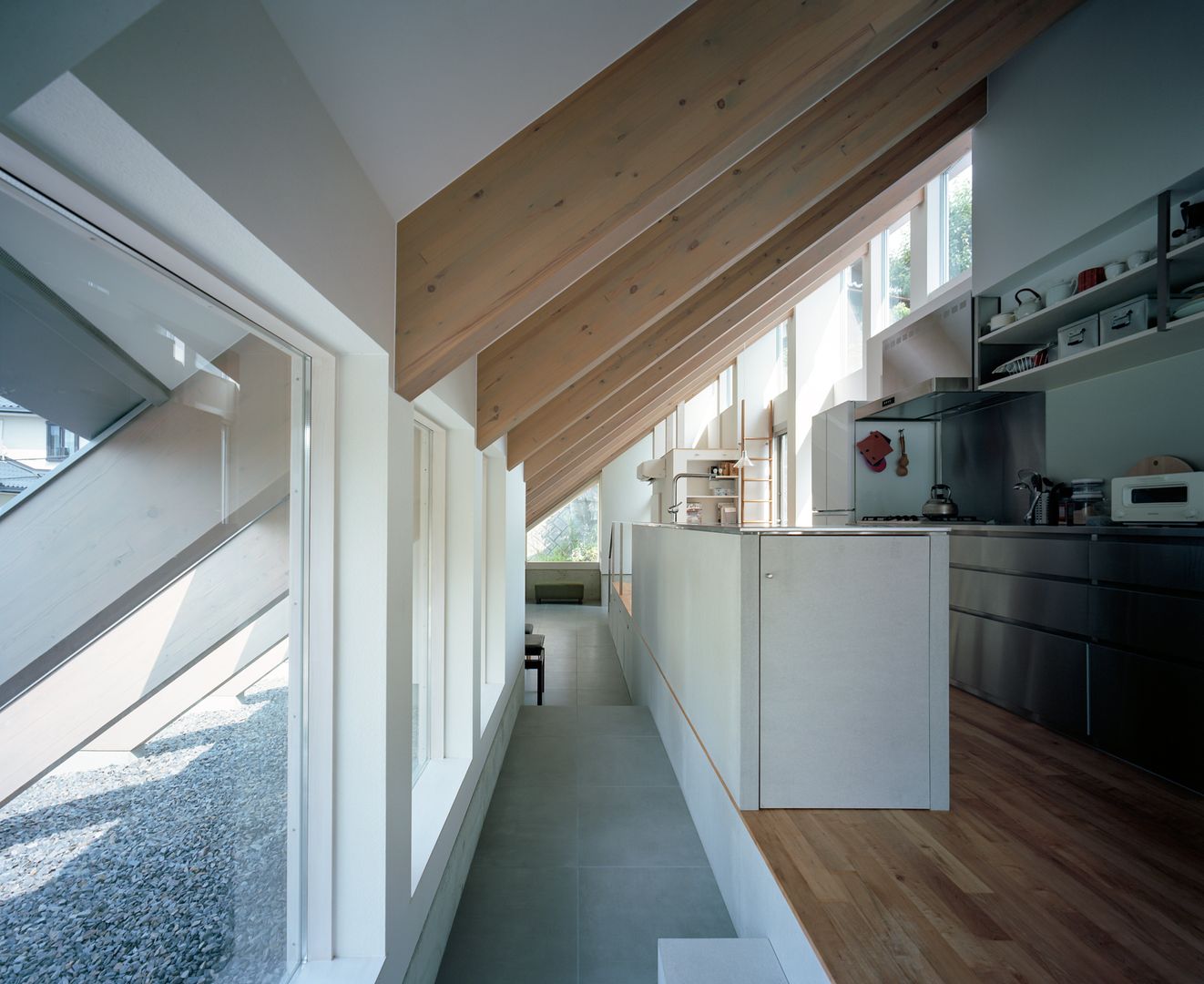 三角の大屋根の家/House in Gakuenmae, 藤原・室 建築設計事務所 藤原・室 建築設計事務所 Pasillos, vestíbulos y escaleras modernos Azulejos