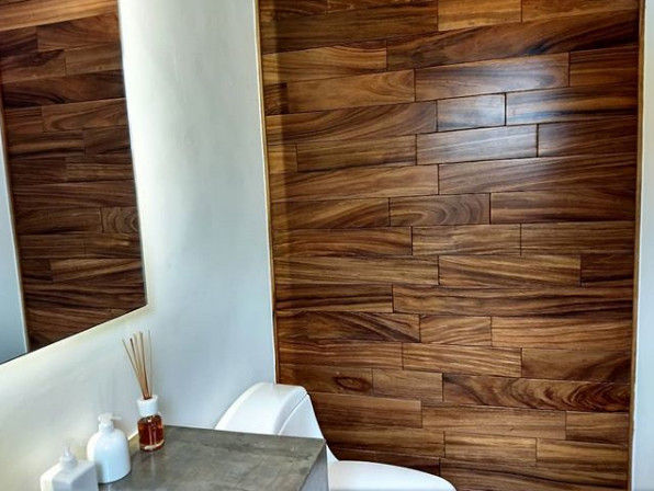 Muro en parota Raizcorteza Baños de estilo moderno Madera Acabado en madera