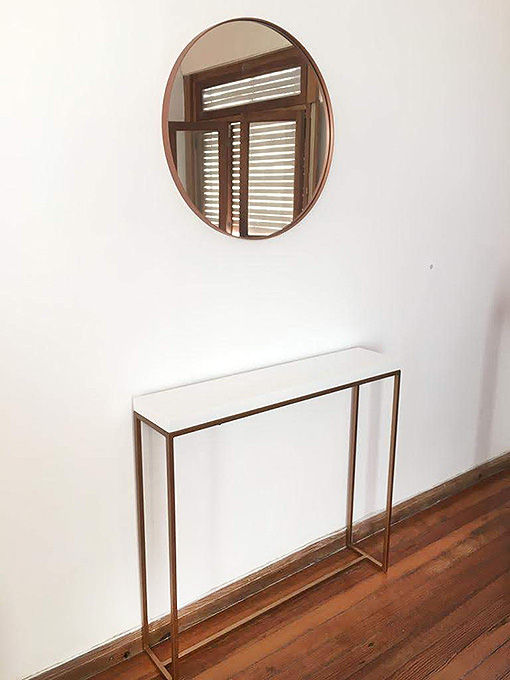 Mesa de entrada tipo Dressoire en hierro y tapa laqueada blanca Tienda Quadrat Salas de estilo minimalista Cobre/Bronce/Latón
