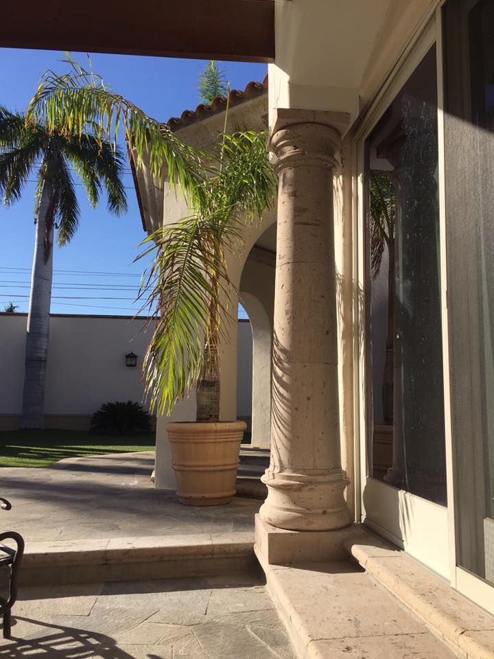 Columna labrada de Cantera tipo Piñón, Cantessa Canteras y Servicios Cantessa Canteras y Servicios Classic style balcony, veranda & terrace Stone Accessories & decoration