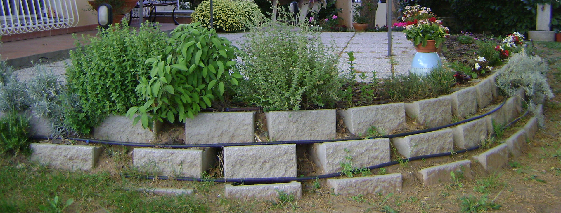 Realizzazione di un Patio con Muretto di Sostegno Ecologico e Gazebo, Arch. Sara Pizzo – Studio 1881 Arch. Sara Pizzo – Studio 1881 Jardins de fachada