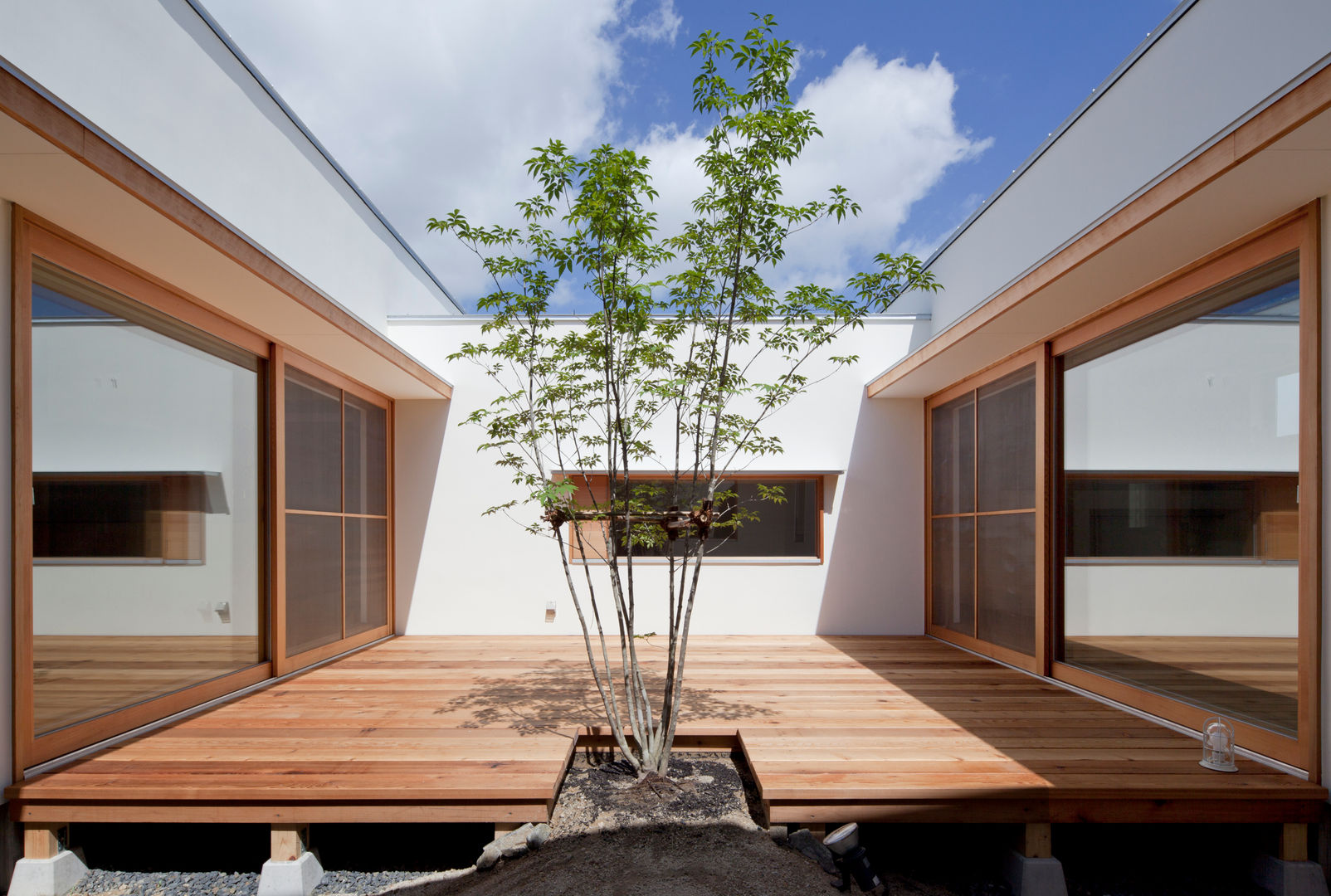 高浜の家／通り土間の先に中庭が広がる住まい, 松原建築計画 一級建築士事務所 / Matsubara Architect Design Office 松原建築計画 一級建築士事務所 / Matsubara Architect Design Office Сад Дерево Дерев'яні