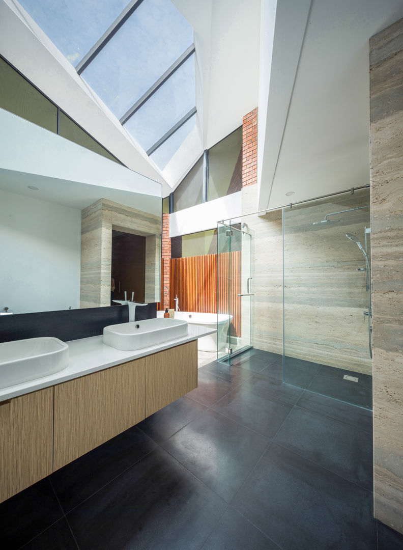 Jandabaik Bungalow - Sustainable House Design, MJ Kanny Architect MJ Kanny Architect Ванная комната в тропическом стиле