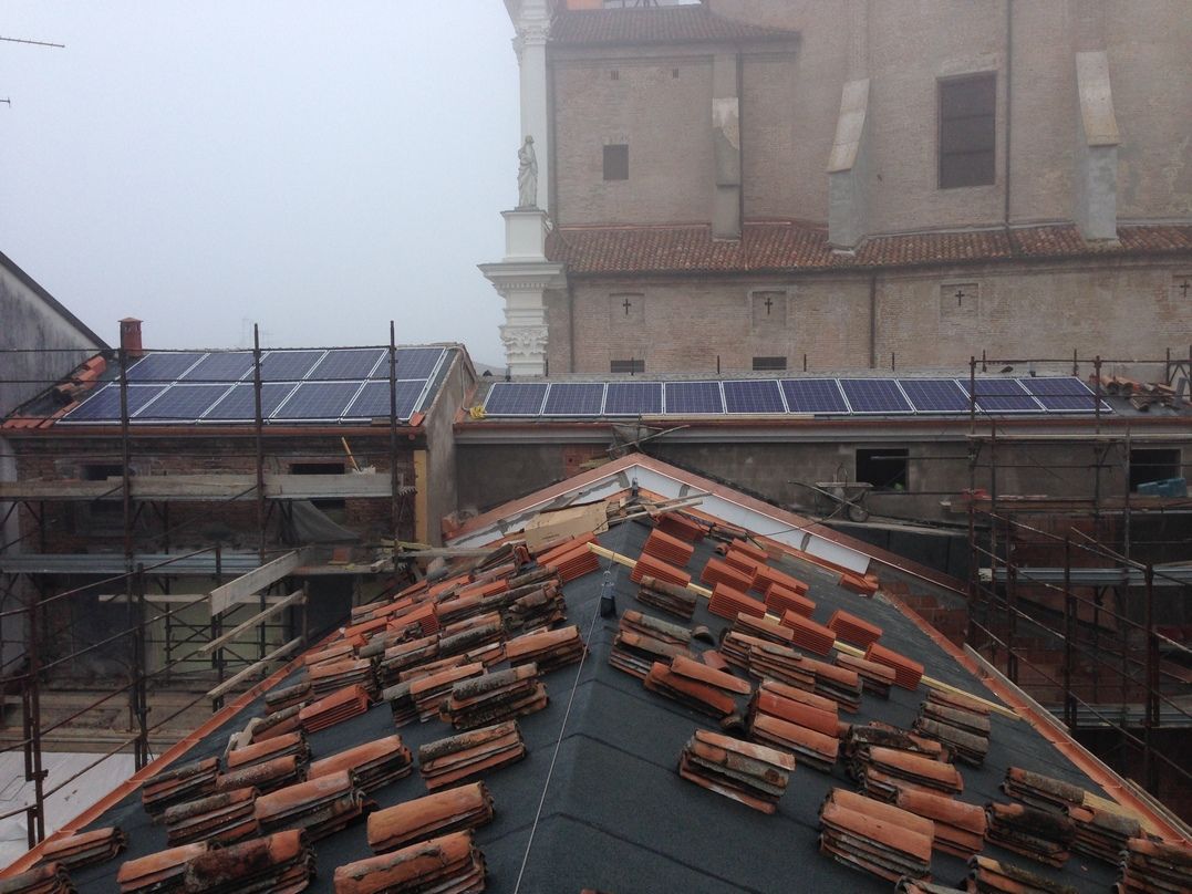 Ristrutturazione Sala Polifunzionale, Studio di Architettura Massimiliano Furini Studio di Architettura Massimiliano Furini Gable roof Bricks