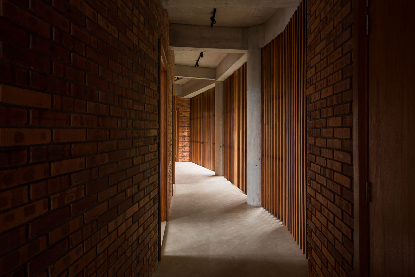 Walkway MJ Kanny Architect Tropical style corridor, hallway & stairs