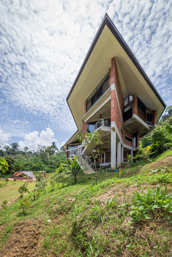 Side facade MJ Kanny Architect Tropical style houses