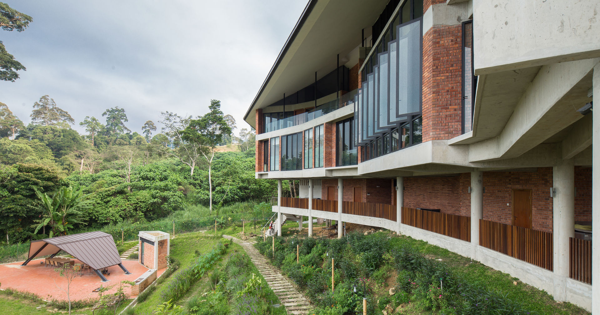 Jandabaik Bungalow - Sustainable House Design, MJ Kanny Architect MJ Kanny Architect Case in stile tropicale