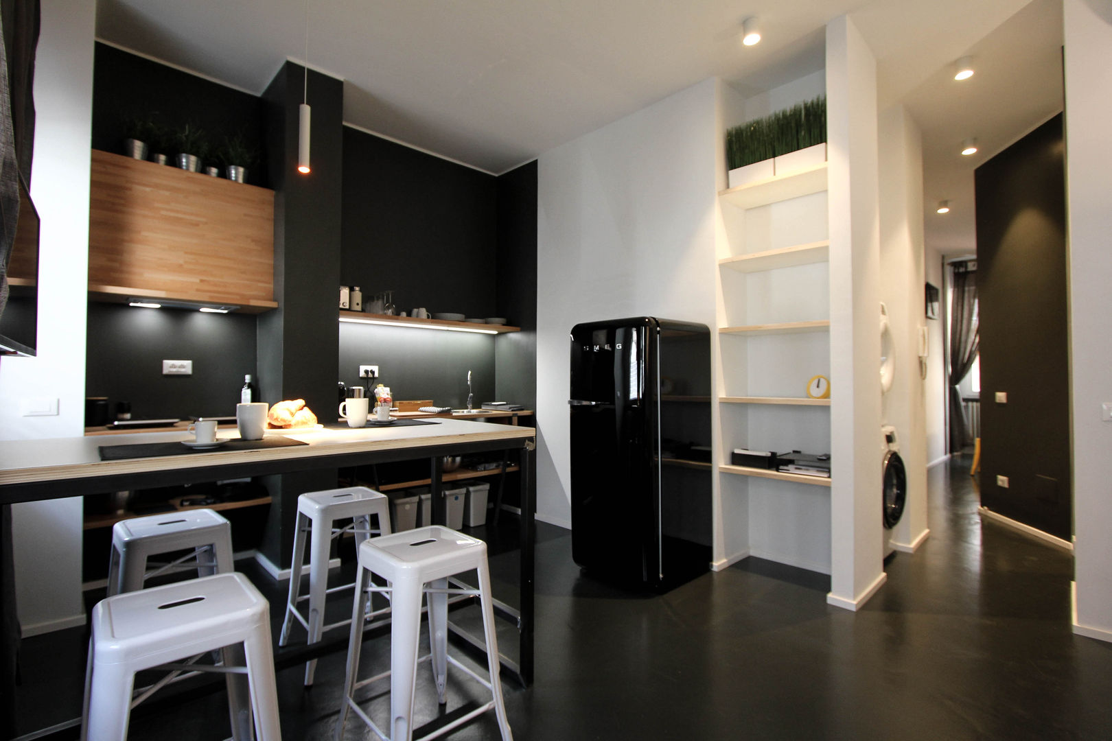 Small & cosy house in Milano, ibedi laboratorio di architettura ibedi laboratorio di architettura Modern dining room Iron/Steel