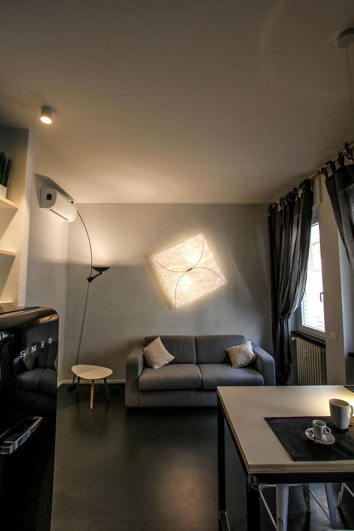 Small & cosy house in Milano, ibedi laboratorio di architettura ibedi laboratorio di architettura Modern living room Concrete