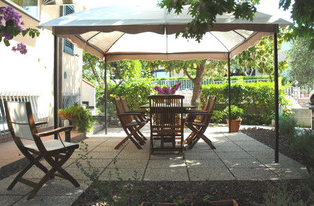 Realizzazione di un Patio con Muretto di Sostegno Ecologico e Gazebo, Arch. Sara Pizzo – Studio 1881 Arch. Sara Pizzo – Studio 1881 Mediterranean style garden