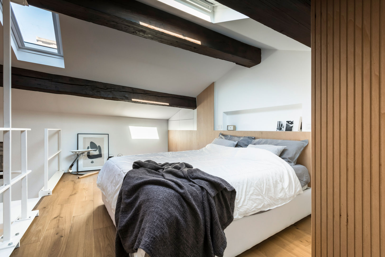 camera da letto su suppalco ASSONOMETRIA Camera da letto in stile scandinavo Legno Effetto legno camera da letto con boiserie in legno