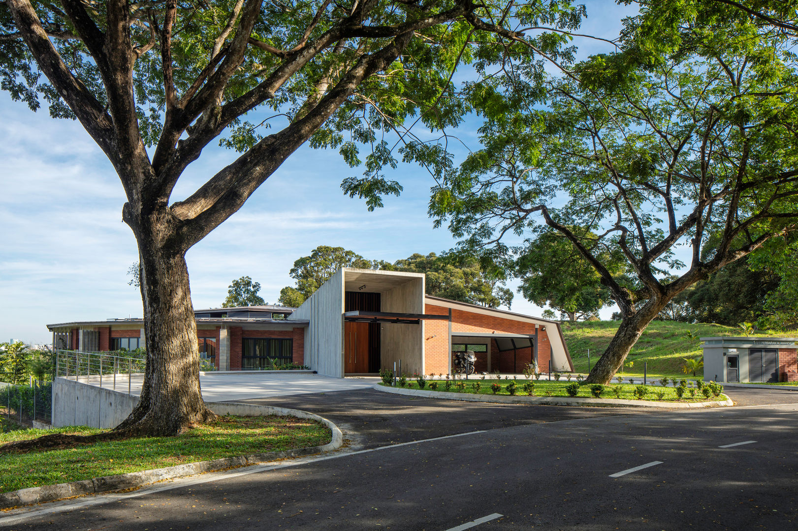 Funnel House - 5 Bedroom Contemporary House, MJ Kanny Architect MJ Kanny Architect トロピカルな 家