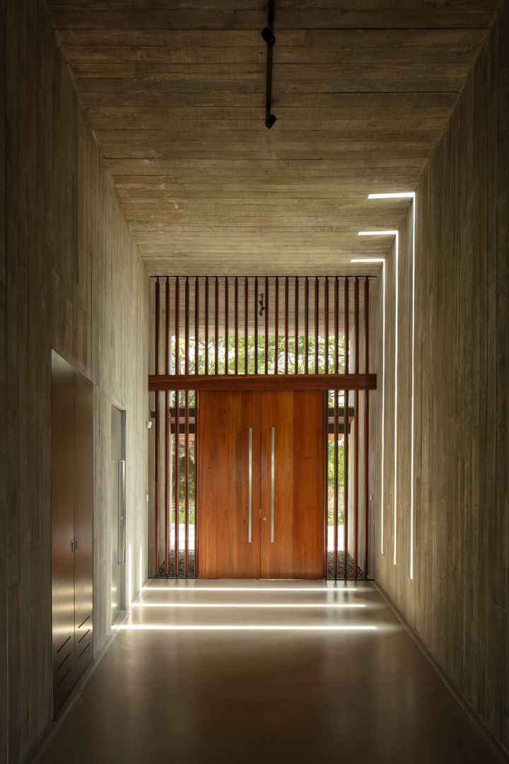 Entry tunnel MJ Kanny Architect Tropical style corridor, hallway & stairs