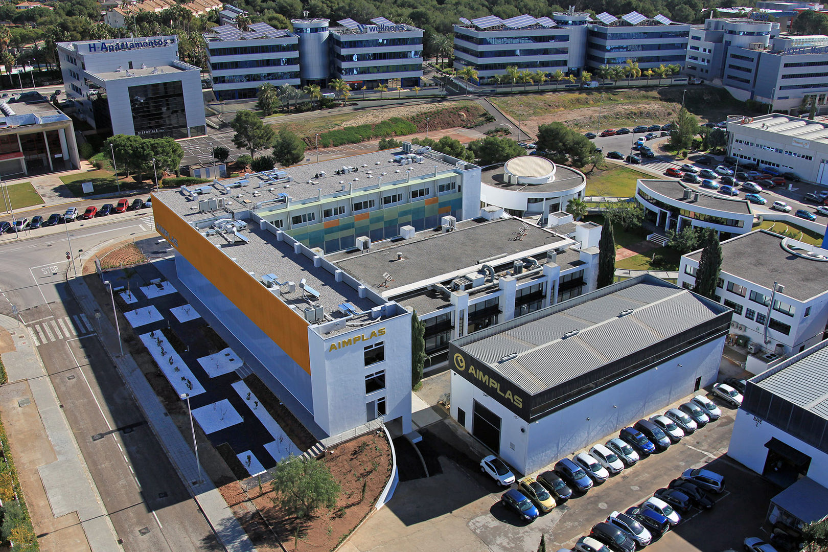 OBRA NUEVA: Edificio de Oficinas y laboratorios para centro de desarrollo de nuevos materiales plásticos para instituto tecnológico, OCTANS AECO OCTANS AECO Nhà phong cách công nghiệp