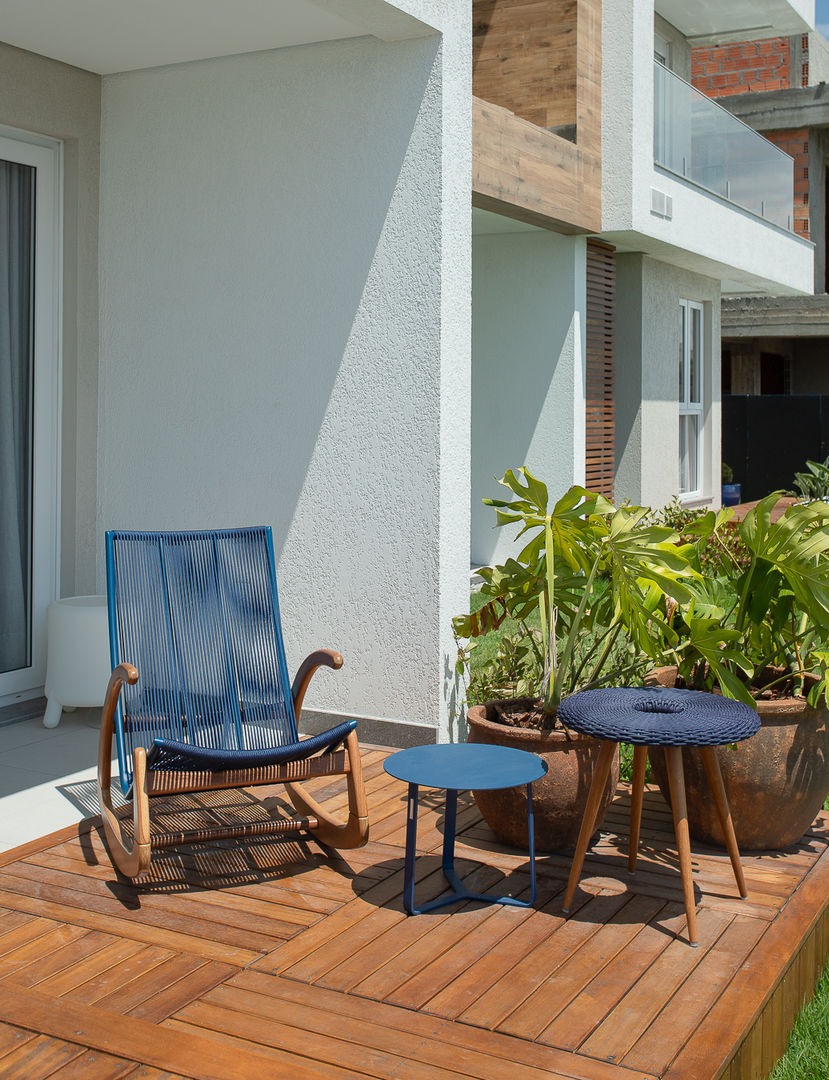 MOSTRA MURANO arquiteta aclaene de mello Varandas Cerâmica Azul varanda, deck, madeira, poltrona externa