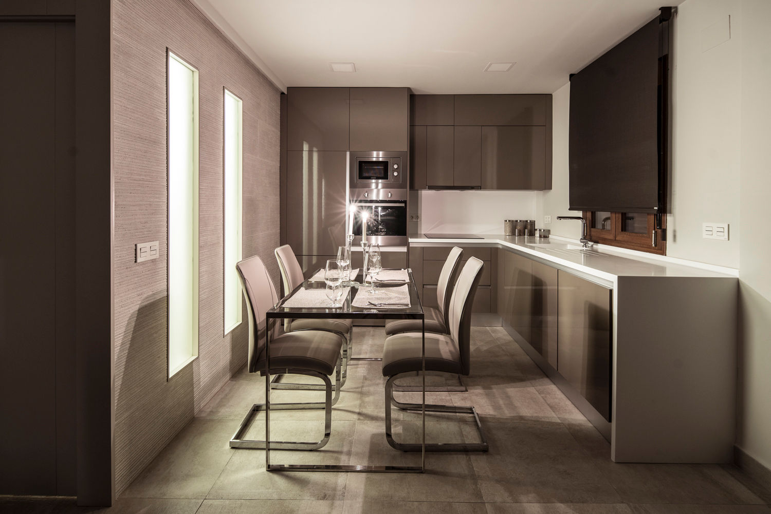 Reforma integral y poyecto llave en mano de piso de 70m2 en Sevilla, Antonio Calzado "NEUTTRO" Diseño Interior Antonio Calzado 'NEUTTRO' Diseño Interior Small kitchens Tiles