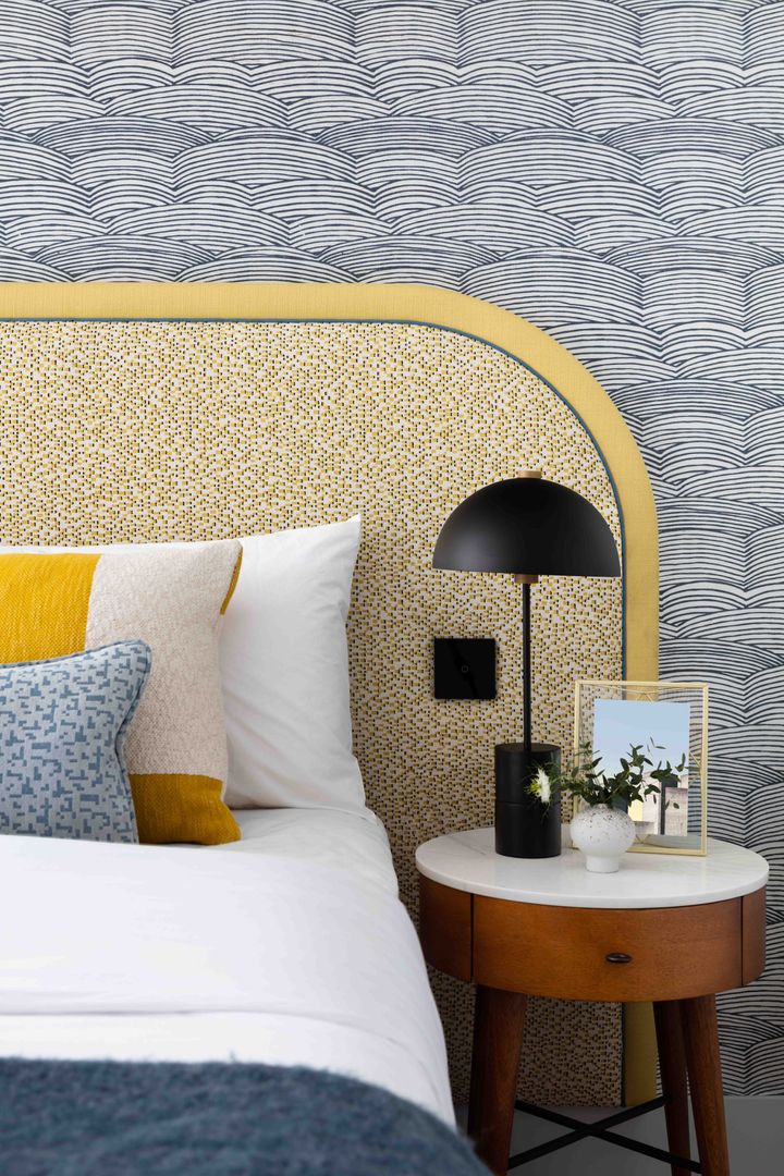 Redbrick Apartment Shanade McAllister-Fisher Interior Design Quartos modernos headboard, bedroom, bedroom light, bedside table, cushions, accessories