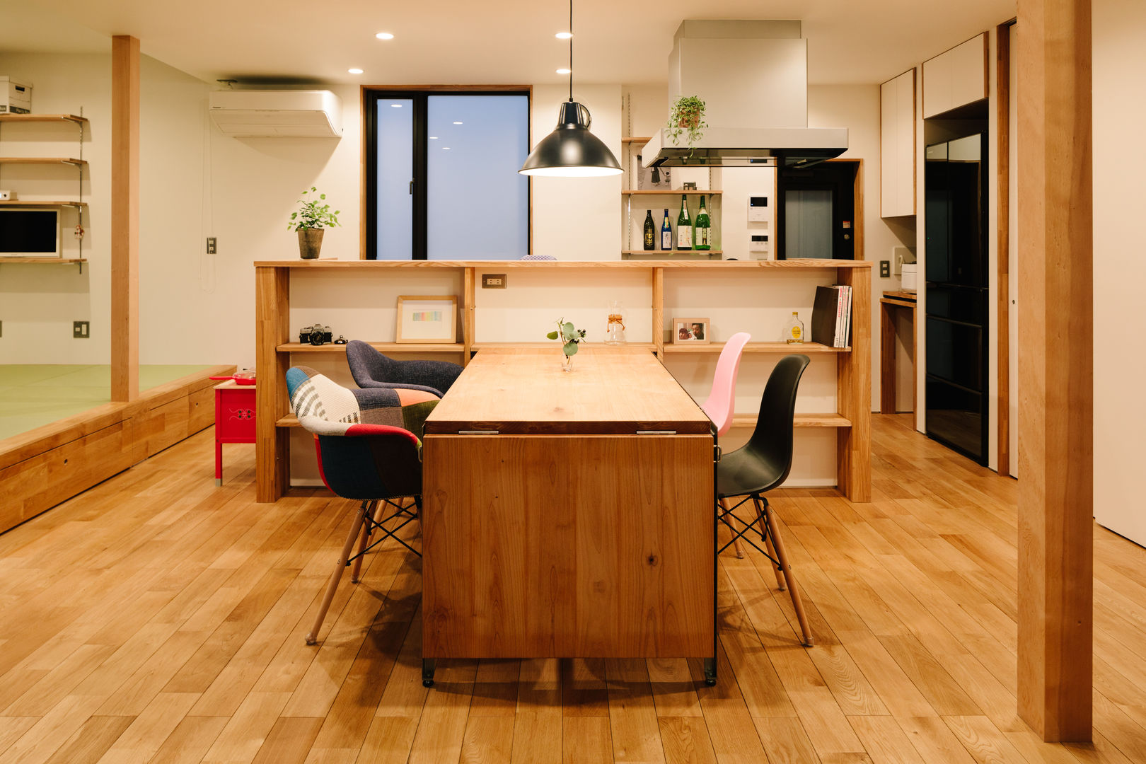 塩浜の家, おかやま設計室.. おかやま設計室.. Sala da pranzo in stile industriale Legno Effetto legno