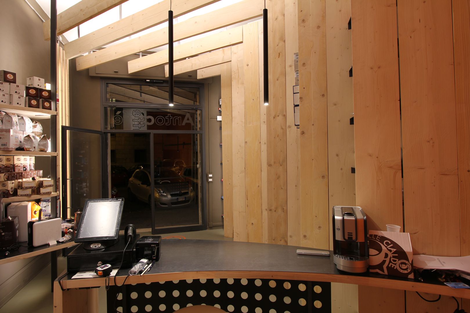 Un piccolo shop di design , ibedi laboratorio di architettura ibedi laboratorio di architettura مساحات تجارية خشب Wood effect بار/ ملهى ليلي