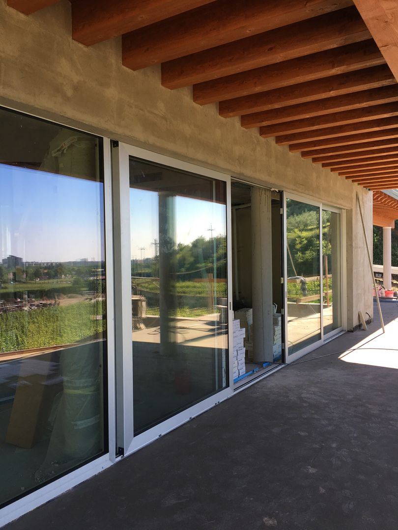 Esterni della casa in contesto agricolo studiolineacurvarchitetti Balcone, Veranda & Terrazza in stile moderno