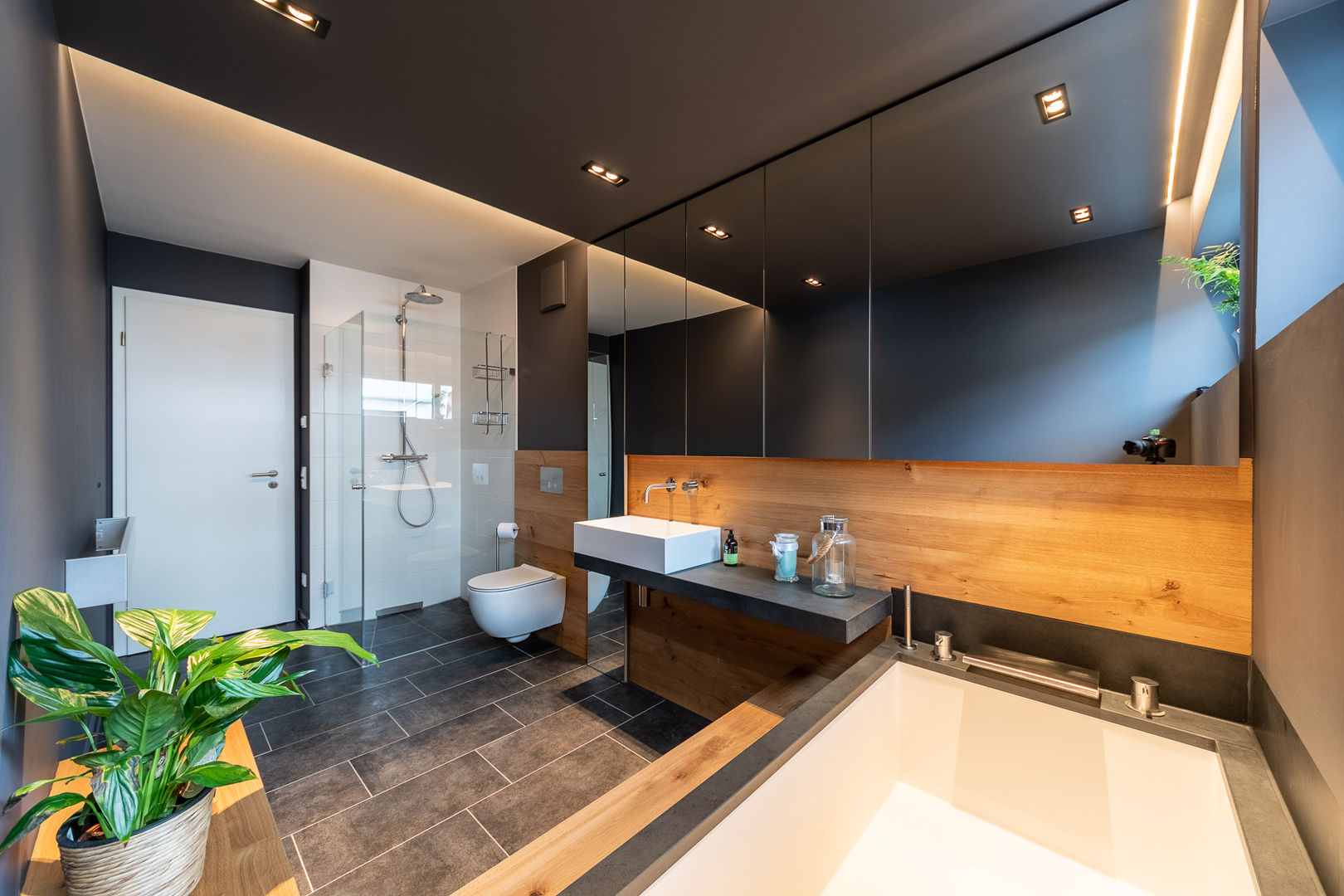 Wood and Slate Vivante Salle de bain moderne bathroom,design,modern,lights,renovation,remodeling,badezimmer