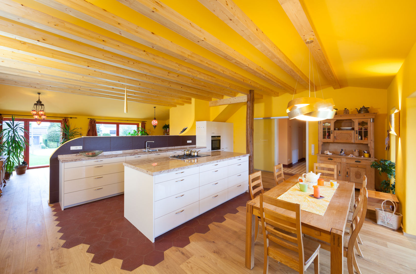 Landhaus in NRW - nachhaltig und wohngesund, Shaktihaus Shaktihaus Mediterrane Esszimmer Tisch,Schränke,Möbel,Gebäude,Holz,Stuhl,Die Architektur,Innenarchitektur,Schublade,Arbeitsplatte