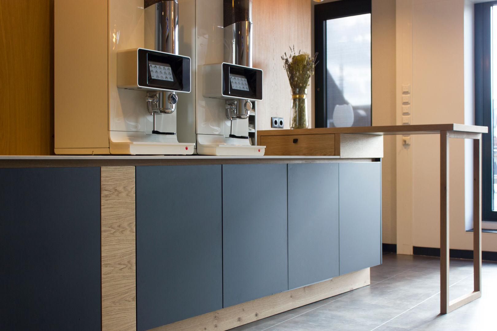 Rabobank Zwolle - pantry ontwerp, Plint interieurontwerp Plint interieurontwerp Cozinhas pequenas Madeira Efeito de madeira