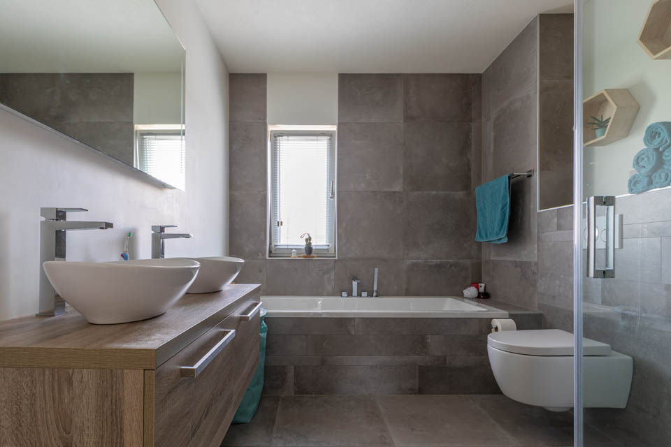Betonlook badkamer voor een stoere look, Maxaro Maxaro Baños de estilo industrial Bañeras y duchas