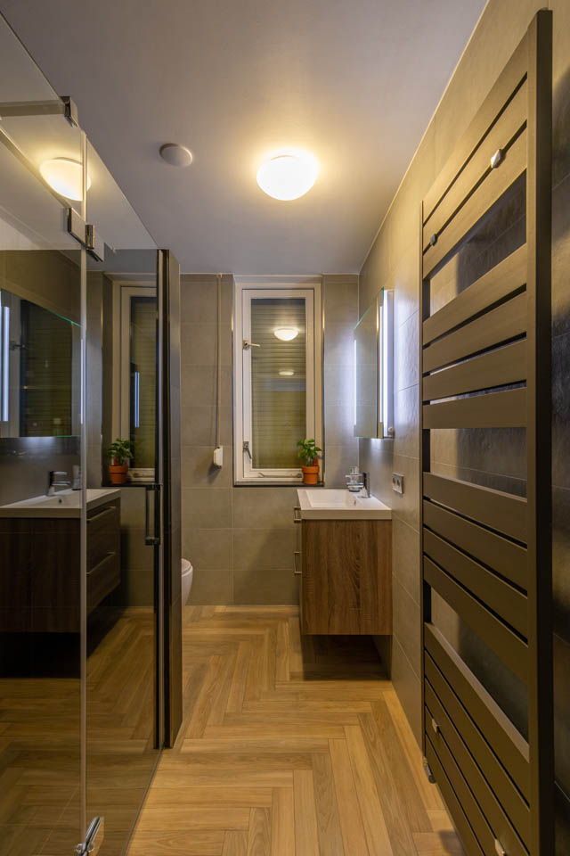 Donkere badkamer met visgraat tegelvloer, Maxaro Maxaro Modern style bathrooms Bathtubs & showers