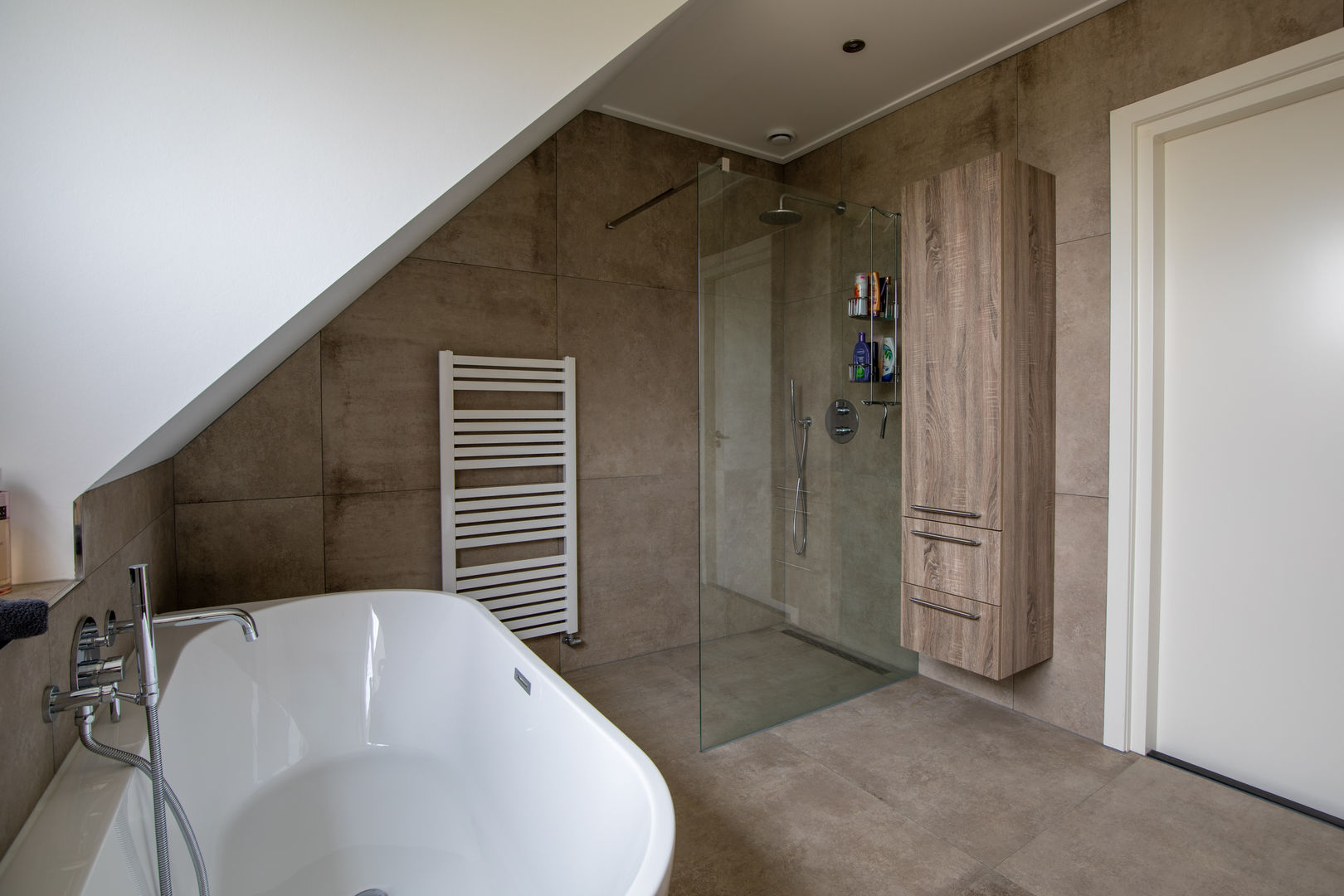 Natuursteenlook badkamer met halfvrijstaand bad, Maxaro Maxaro Modern bathroom Storage