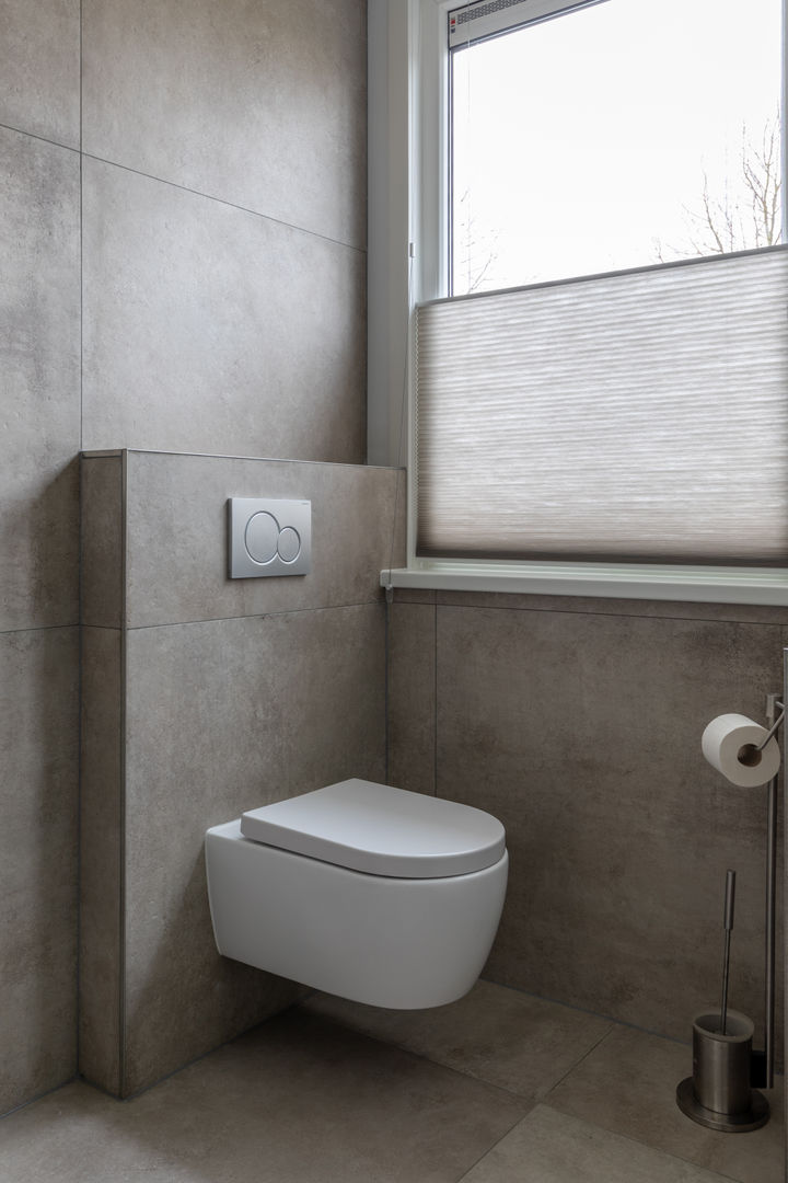 Natuursteenlook badkamer met halfvrijstaand bad, Maxaro Maxaro Modern bathroom Toilets