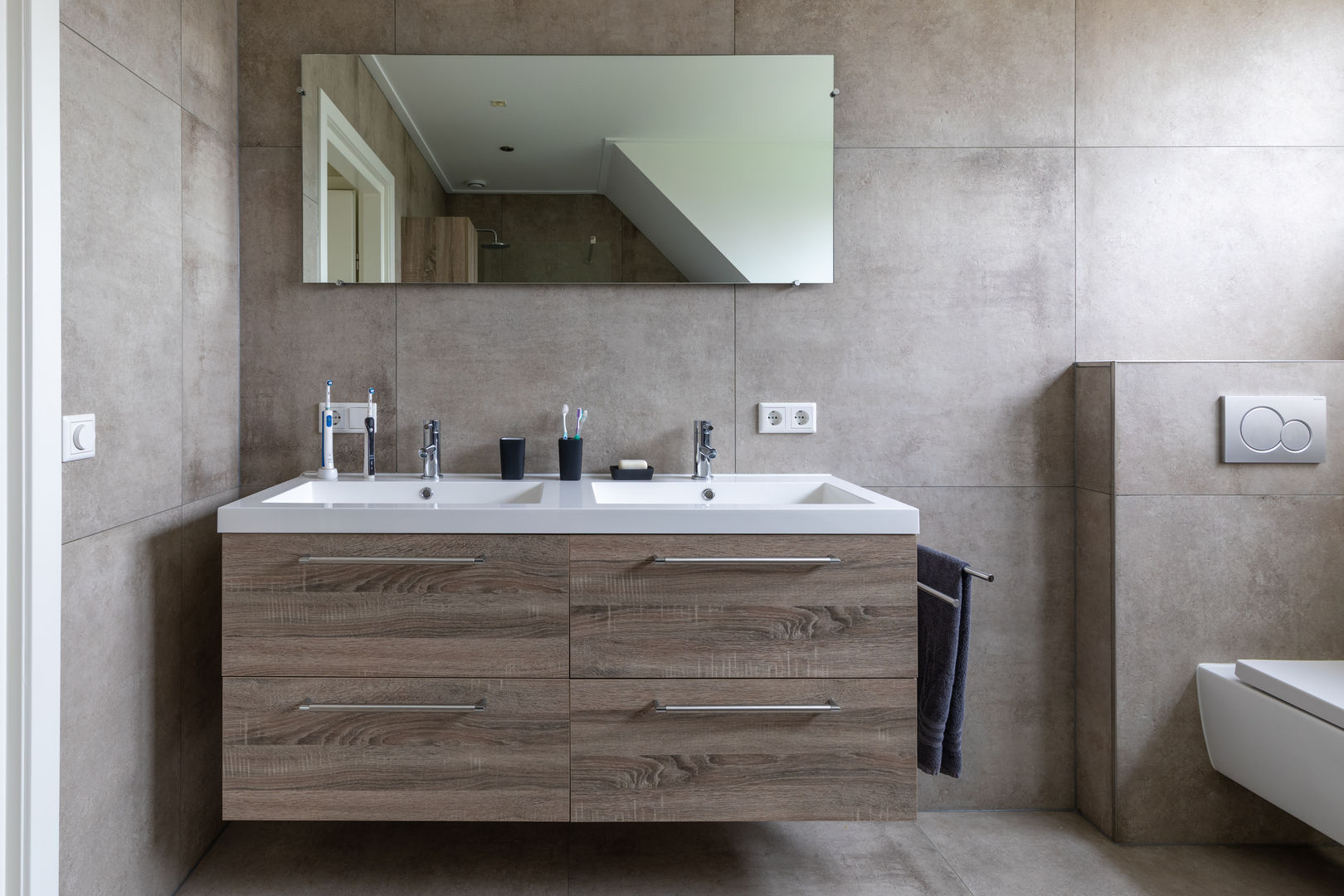 Natuursteenlook badkamer met halfvrijstaand bad, Maxaro Maxaro Modern bathroom Sinks