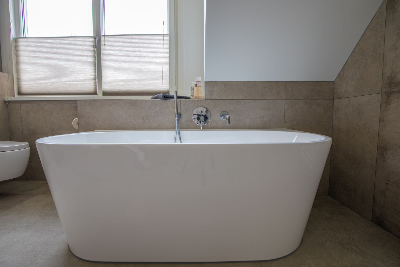 Natuursteenlook badkamer met halfvrijstaand bad, Maxaro Maxaro Baños de estilo moderno Bañeras y duchas