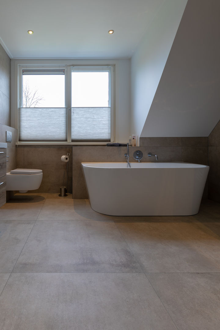 Natuursteenlook badkamer met halfvrijstaand bad, Maxaro Maxaro