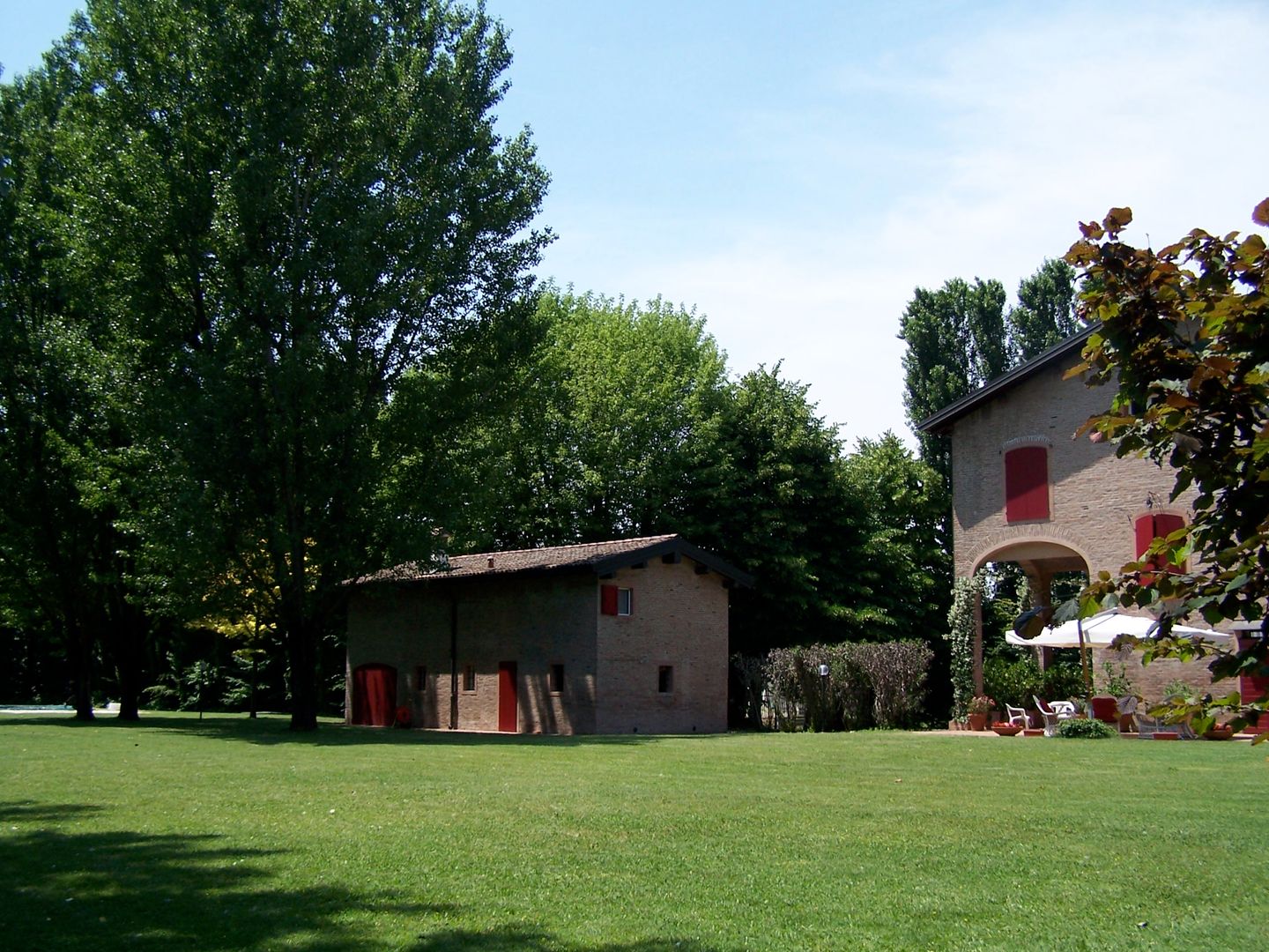 CASA DI CAMPAGNA IN AZIENDA AGRICOLA, Simona Muzzi Architetto Simona Muzzi Architetto Nhà đồng quê Gạch