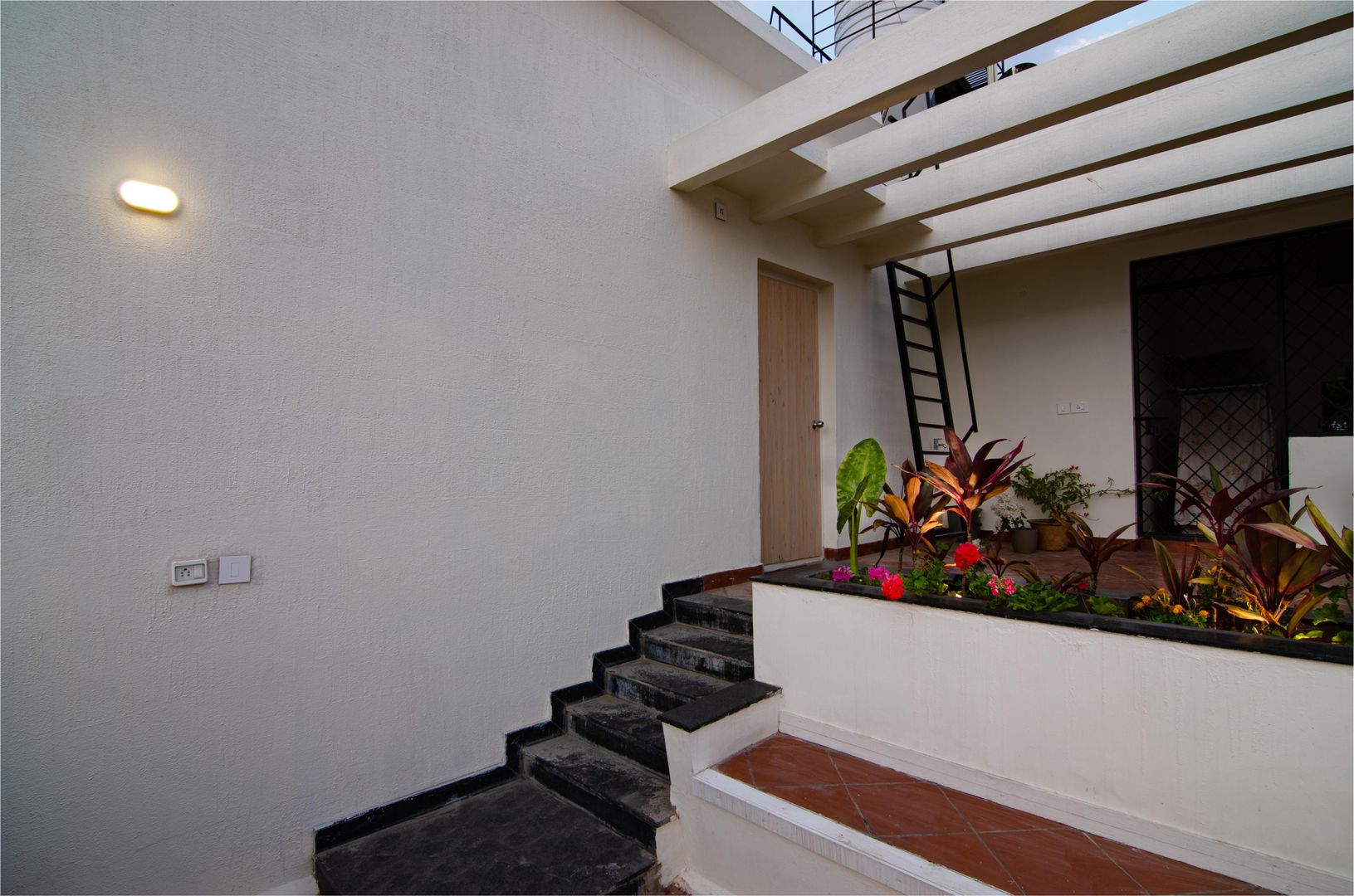 Residence at Sarjapur Road, Bangalore, Ideation Design Ideation Design Varandas, alpendres e terraços modernos Granito