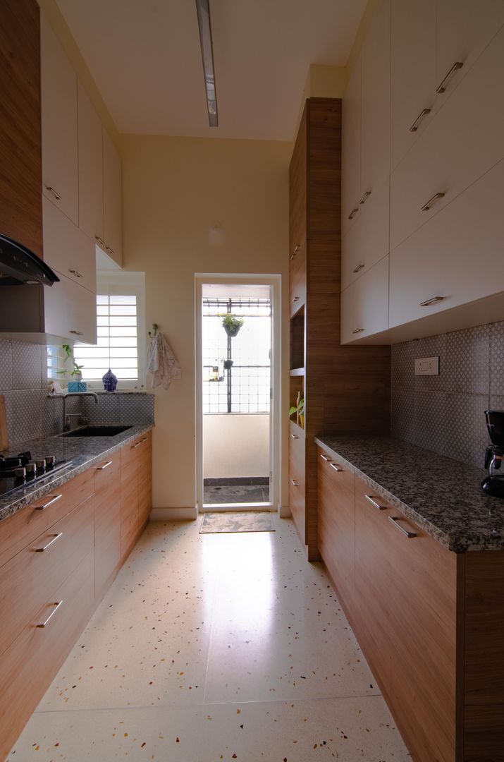 Residence at Sarjapur Road, Bangalore, Ideation Design Ideation Design Cozinhas pequenas Madeira Acabamento em madeira