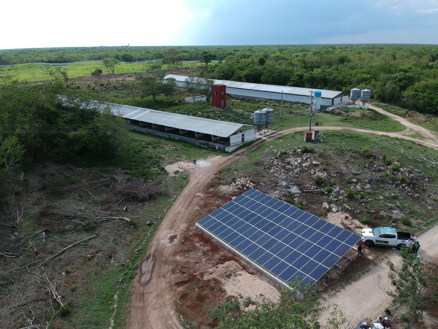 Proyecto fotovoltaico para tarifa Media Tensión. Granja., SIDERA Energy Solutions SIDERA Energy Solutions Дах