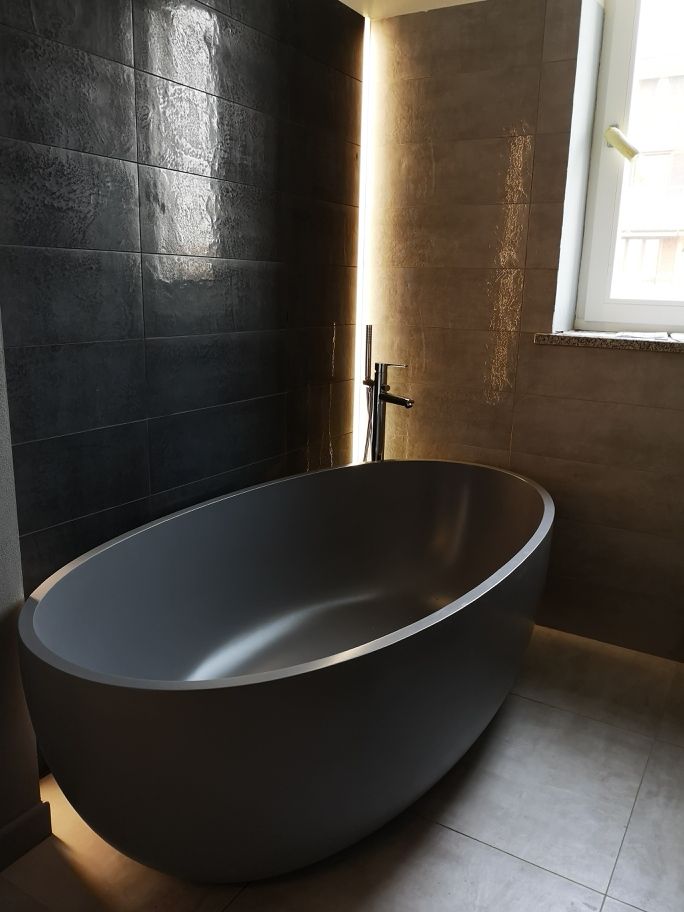 Intervento di Interior Design_Bagno con Vasca Freestanding e Giochi di Luce, Gilardi Interiors on Staging Gilardi Interiors on Staging Modern bathroom Ceramic