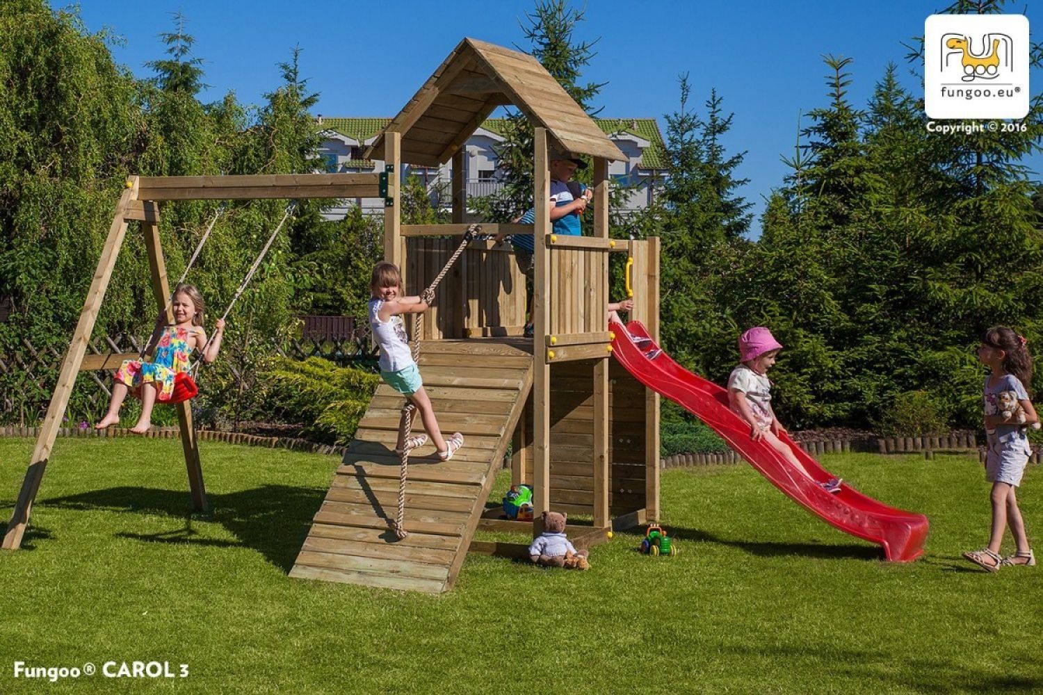 Gioco da giardino in legno con altalena e scivolo