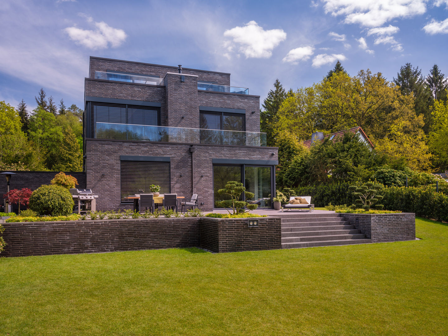 Grosszügiges Haus mit weitläufigem Garten, Fotograf Fotograf Nhà gia đình Cục đá