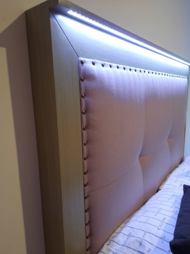 LUZ LED SUPERIOR ACY Diseños & Muebles Dormitorios de estilo moderno Textil Ámbar/Dorado Camas y cabeceras
