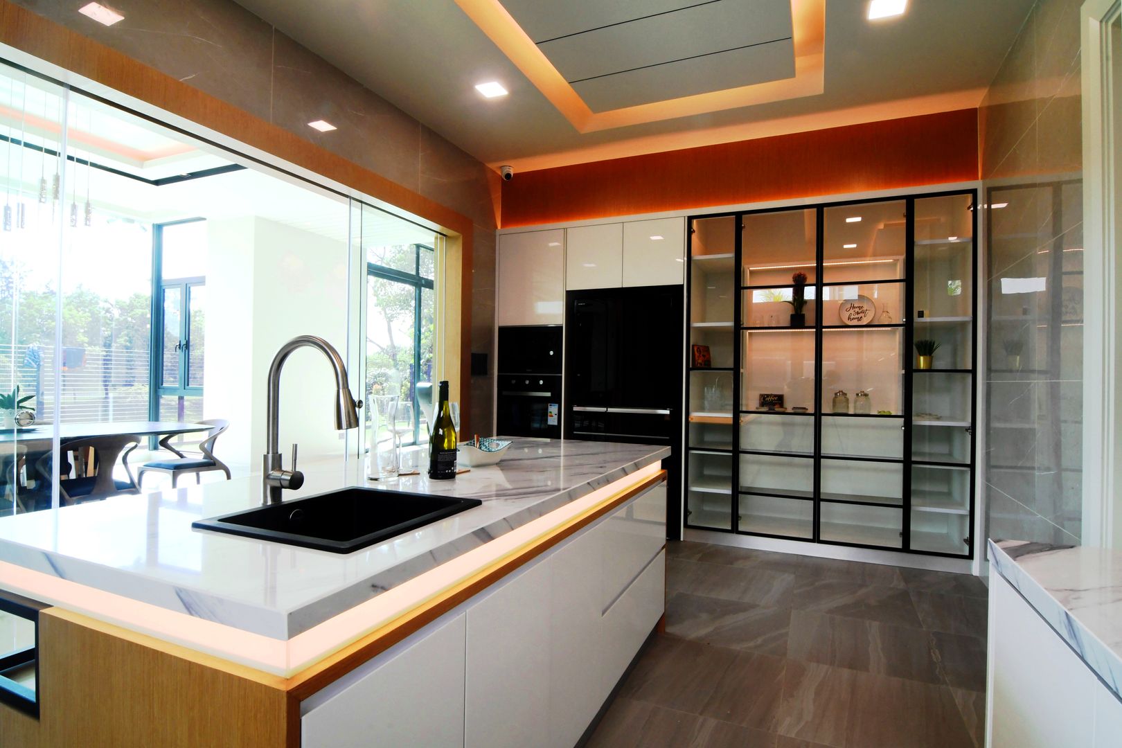 DOUBLE STOREY HOUSE @ BANDAR KINRARA, PUCHONG, MDD DESIGN SDN BHD MDD DESIGN SDN BHD Modern style kitchen